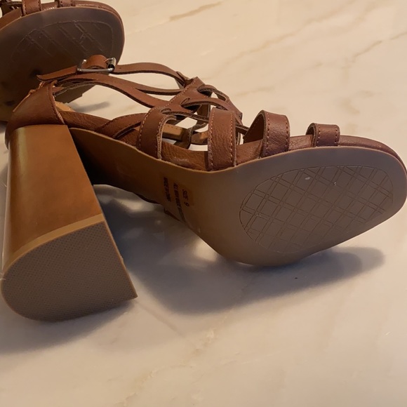 Size 9 gladiator style QUPID sandals size 9. Very good condition. - Picture 7 of 11